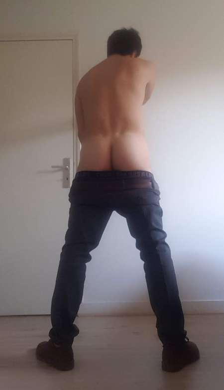 Photo ads/1469000/1469598/a1469598.jpg : Bel homme, cherche complice femme uro et scato