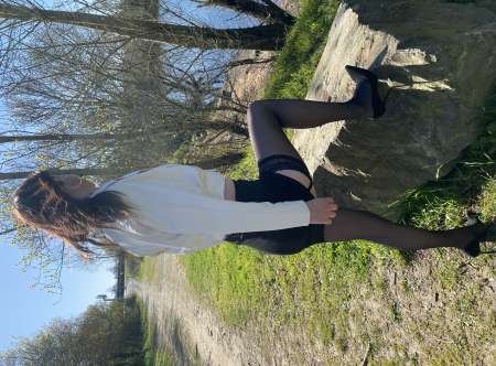 Photo ads/1644000/1644254/a1644254.jpg : Couple elle salope en extérieur