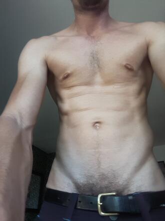 Photo ads/1825000/1825218/a1825218.jpg : Homme de menage nu