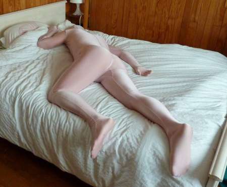 Photo ads/1913000/1913853/a1913853.jpg :  Cherche enlacements en combinaison intégrale