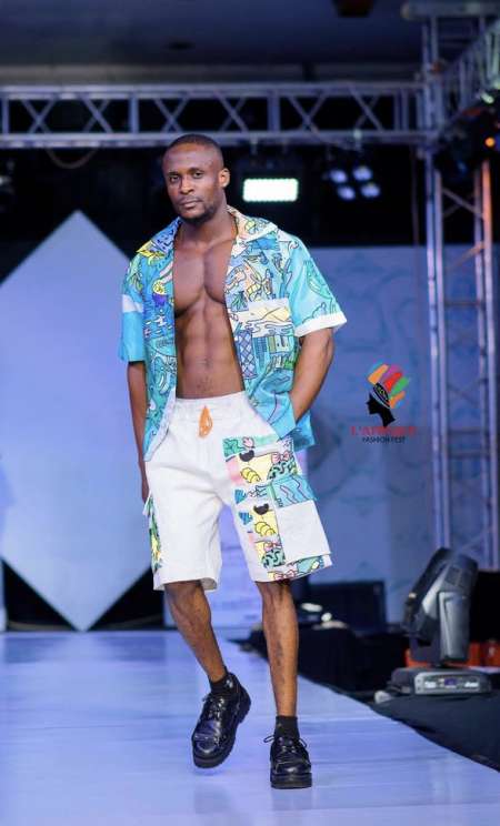 Photo ads/2129000/2129136/a2129136.jpg : Escorte boy Sénégal