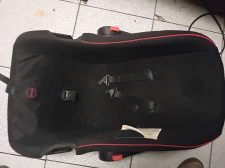 Photo ads/2319000/2319844/a2319844.jpg : chaisse bebe pour voiture