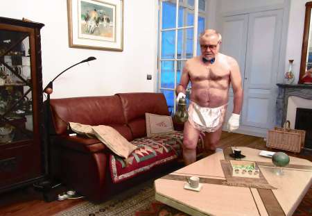 Photo ads/2368000/2368030/a2368030.jpg : Un serviteur nu