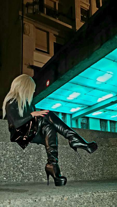 Photo ads/2392000/2392512/a2392512.jpg : Domina cherche soumis