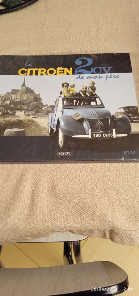 Photo ads/2418000/2418383/a2418383.jpg : livre citroen 2 cv de mon pére