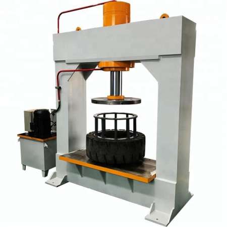 Photo ads/2487000/2487430/a2487430.jpg : Montage de pneus par presse