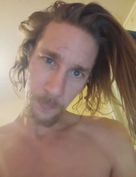 Photo ads/2510000/2510722/a2510722.jpg : Gentleman à l'écoute