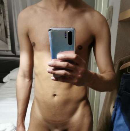 Photo ads/2554000/2554337/a2554337.jpg : Jeune homme gay métis passif