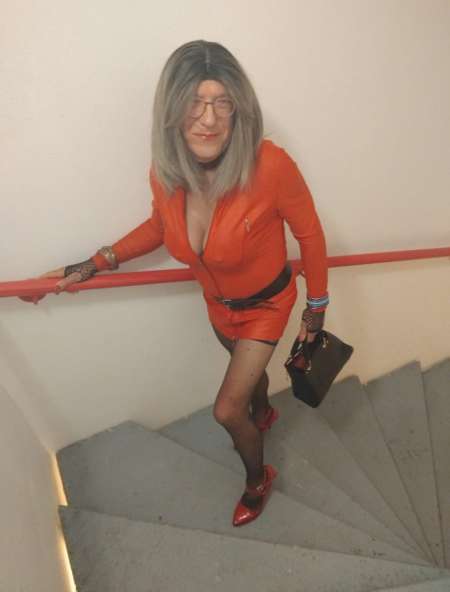 Photo ads/2561000/2561678/a2561678.jpg : Jolie TRAV sexy mûre pour HOM