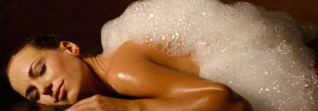 Photo ads/2569000/2569550/a2569550.jpg : Massage à l'eau savonneuse pour femme