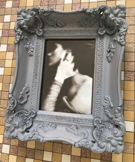 Photo ads/2583000/2583077/a2583077.jpg : CADRE avec PHOTO de modèle NUE EROTIQUE (LYON)