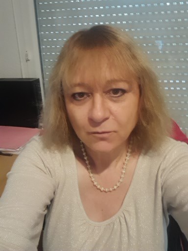 Photo ads/2591000/2591578/a2591578.jpg : mature pulpeuse souriante