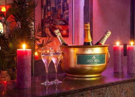 Photo ads/2622000/2622541/a2622541.jpg : Bar à champagne recherche serveuse