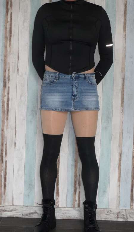 Photo ads/2623000/2623919/a2623919.jpg : Travesti sexy imberbe mince pour homme mur