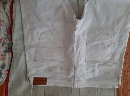 Photo ads/2645000/2645233/a2645233.jpg : 1 Jean's 5 poches blanc taille 46/48 + 1fleuri