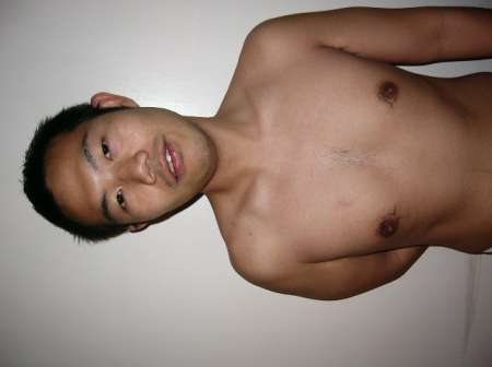 Photo ads/2648000/2648038/a2648038.jpg : jeune asiat service oral a genoux pour mecs virils