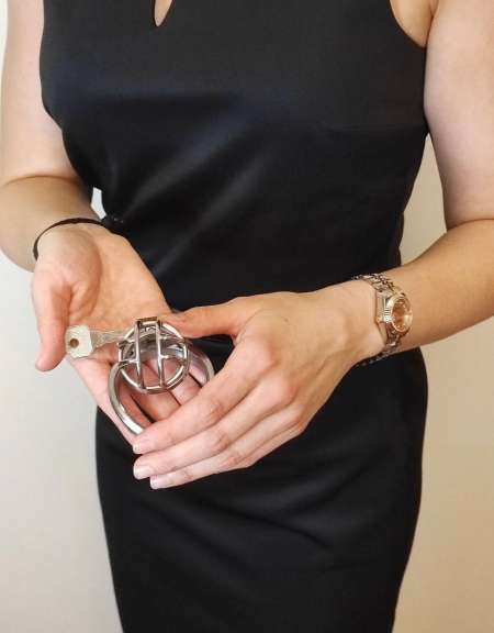 Photo ads/2656000/2656992/a2656992.jpg : Dominatrice Sophie recherche soumis