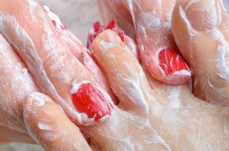 Photo ads/2657000/2657588/a2657588.jpg : Cherche femme pour premier footjob(chaussettes ok)