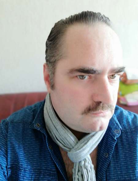 Photo ads/2661000/2661164/a2661164.jpg : mec aux gros testicules lisses passif / actif